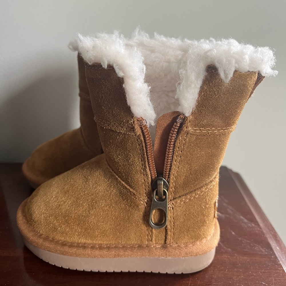 Ugg boots toddler size 5